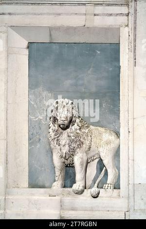 Italie. Venise. Rues et bâtiments anciens de Venise. Il y a une photo d'un lion sur le mur de la petite église. Banque D'Images