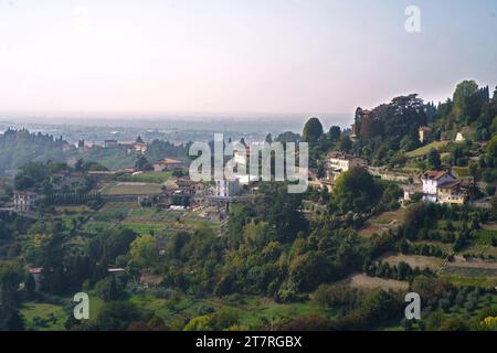 Bergamo. L'une des belles villes d'Italie. Paysage à la vieille ville de San Vigilio colline. Vue imprenable sur les tours, les clochers et la churche principale Banque D'Images