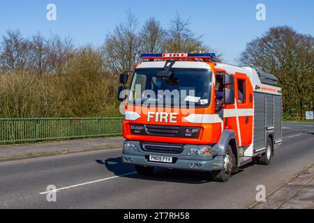 Lancashire Brigade Fire & Rescue Service DAF Diesel 6692 cc LF Crew Cab ; traversant le pont autoroutier dans le Grand Manchester, Royaume-Uni Banque D'Images