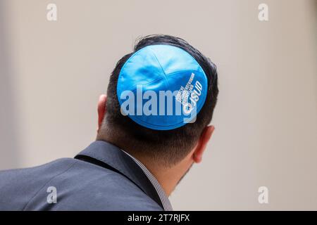 Mayence, Allemagne. 15 novembre 2023. L'initiateur David Rodenberg lors de la fondation de l'association étudiante juive Hinenu au Parlement de Rhénanie-Palatinat. Crédit : Sascha Lotz/dpa/Alamy Live News Banque D'Images