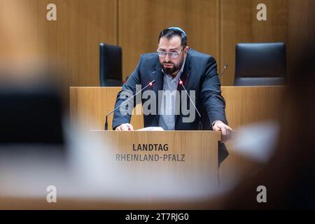 Mayence, Allemagne. 15 novembre 2023. L'initiateur David Rodenberg lors de la fondation de l'association étudiante juive Hinenu au Parlement de Rhénanie-Palatinat. Crédit : Sascha Lotz/dpa/Alamy Live News Banque D'Images