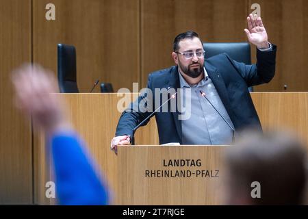 Mayence, Allemagne. 15 novembre 2023. L'initiateur David Rodenberg lors de la fondation de l'association étudiante juive Hinenu au Parlement de Rhénanie-Palatinat. Crédit : Sascha Lotz/dpa/Alamy Live News Banque D'Images