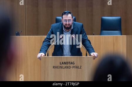 Mayence, Allemagne. 15 novembre 2023. L'initiateur David Rodenberg lors de la fondation de l'association étudiante juive Hinenu au Parlement de Rhénanie-Palatinat. Crédit : Sascha Lotz/dpa/Alamy Live News Banque D'Images