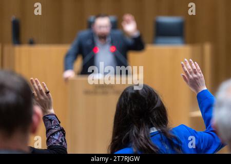 Mayence, Allemagne. 15 novembre 2023. L'initiateur David Rodenberg lors de la fondation de l'association étudiante juive Hinenu au Parlement de Rhénanie-Palatinat. Crédit : Sascha Lotz/dpa/Alamy Live News Banque D'Images