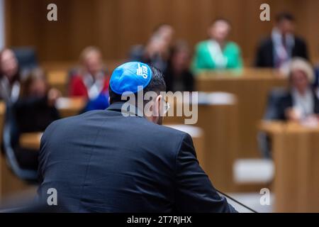 Mayence, Allemagne. 15 novembre 2023. L'initiateur David Rodenberg lors de la fondation de l'association étudiante juive Hinenu au Parlement de Rhénanie-Palatinat. Crédit : Sascha Lotz/dpa/Alamy Live News Banque D'Images