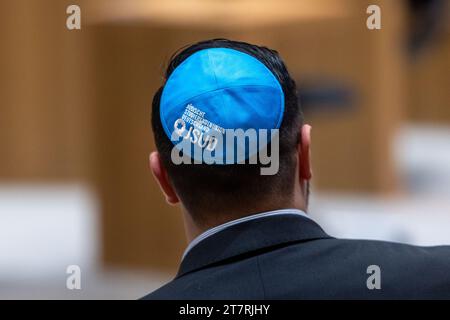 Mayence, Allemagne. 15 novembre 2023. L'initiateur David Rodenberg lors de la fondation de l'association étudiante juive Hinenu au Parlement de Rhénanie-Palatinat. Crédit : Sascha Lotz/dpa/Alamy Live News Banque D'Images