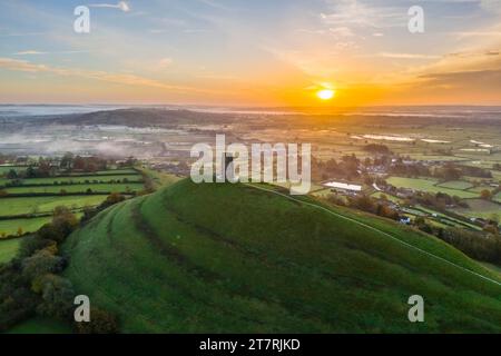 Glastonbury, Somerset, Royaume-Uni. 17 novembre 2023. UK Météo. Un lever de soleil spectaculaire derrière St Michael’s Tower sur Glastonbury Tor à Glastonbury dans le Somerset par un matin clair et froid. Crédit photo : Graham Hunt/Alamy Live News Banque D'Images