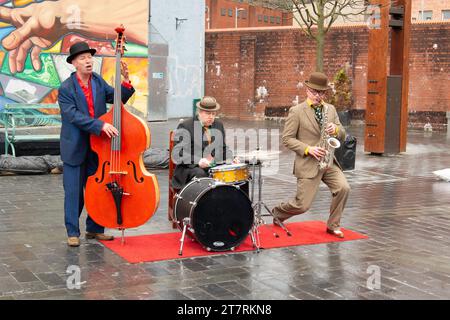 Belfast, County Down, Irlande du Nord 30 2016 avril - Jazz jouant des buskers dans le centre de Belfast Cty pendant le Festival of Fools Banque D'Images