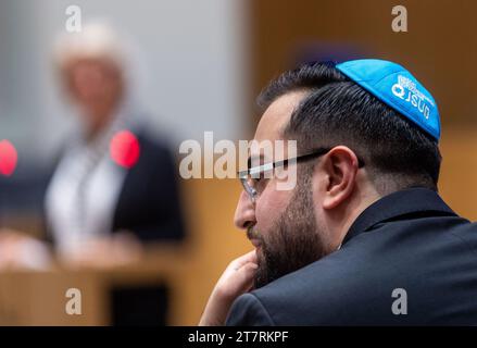 Mayence, Allemagne. 15 novembre 2023. L'initiateur David Rodenberg lors de la fondation de l'association étudiante juive Hinenu au Parlement de Rhénanie-Palatinat. Crédit : Sascha Lotz/dpa/Alamy Live News Banque D'Images