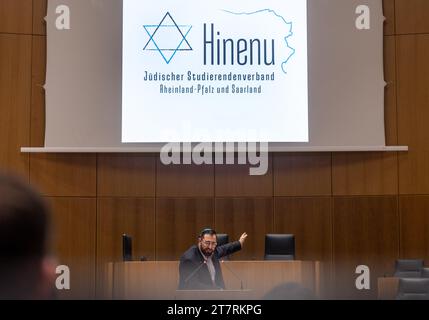 Mayence, Allemagne. 15 novembre 2023. L'initiateur David Rodenberg lors de la fondation de l'association étudiante juive Hinenu au Parlement de Rhénanie-Palatinat. Crédit : Sascha Lotz/dpa/Alamy Live News Banque D'Images