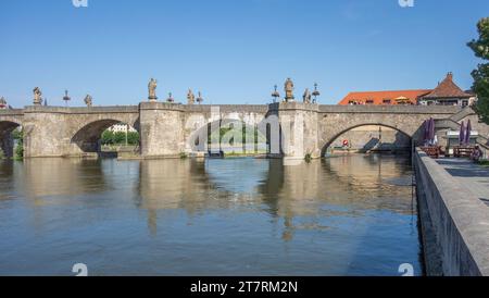 Paysage autour du vieux pont principal à Wuerzburg, une ville dans la région de Franconie en Bavière, Allemagne Banque D'Images