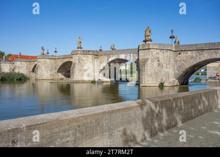 Paysage autour du vieux pont principal à Wuerzburg, une ville dans la région de Franconie en Bavière, Allemagne Banque D'Images