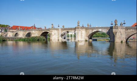 Paysage autour du vieux pont principal à Wuerzburg, une ville dans la région de Franconie en Bavière, Allemagne Banque D'Images