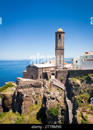 Castelsardo en Sardaigne. Célèbre cathédrale Sant'Antonio abate. Point de repère célèbre et destination touristique sur l'île italienne. Banque D'Images