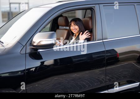 Portrait de femme d'affaires dans une voiture de luxe Banque D'Images