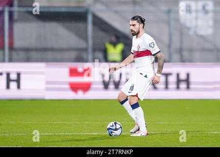 Vaduz, Liechtenstein. 16 novembre 2023. Vaduz, Liechtenstein, 16 novembre 2023 : Ruben Neves (18 Portugal) passe le ballon lors du match de football UEFA European Qualifiers entre le Liechtenstein et le Portugal au Rheinpark Stadion à Vaduz, Liechtenstein. (Daniela Porcelli/SPP) crédit : SPP Sport Press photo. /Alamy Live News Banque D'Images