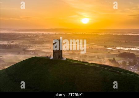 Glastonbury, Somerset, Royaume-Uni. 17 novembre 2023. UK Météo. Un lever de soleil spectaculaire derrière St Michael’s Tower sur Glastonbury Tor à Glastonbury dans le Somerset par un matin clair et froid. Crédit photo : Graham Hunt/Alamy Live News Banque D'Images