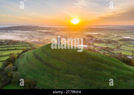 Glastonbury, Somerset, Royaume-Uni. 17 novembre 2023. UK Météo. Un lever de soleil spectaculaire derrière St Michael’s Tower sur Glastonbury Tor à Glastonbury dans le Somerset par un matin clair et froid. Crédit photo : Graham Hunt/Alamy Live News Banque D'Images