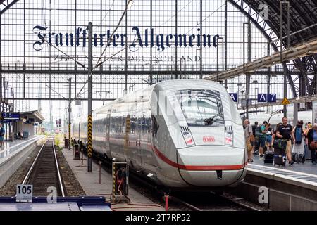 Un train à grande vitesse ICE de la compagnie ferroviaire Deutsche Bahn sur le quai de la gare centrale de Francfort, en Allemagne. Banque D'Images