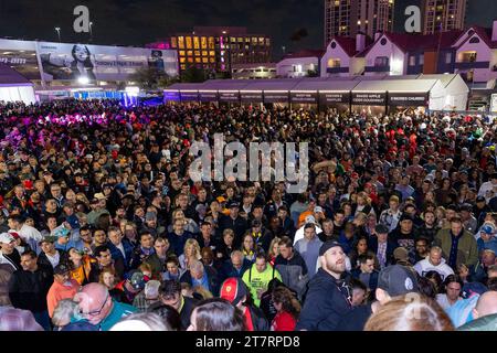 Las Vegas, États-Unis. 16 novembre 2023. Des milliers de fans assistent au Grand Prix de Formule 1 à Las Vegas, NV le 16 novembre 2023 (photo de Travis ball/Sipa USA) crédit : SIPA USA/Alamy Live News Banque D'Images