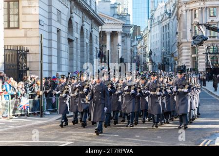 King's Colour Squadron Royal Air Force marche au Lord Mayor's Show procession 2023 à Poultry, dans la ville de Londres, Royaume-Uni Banque D'Images