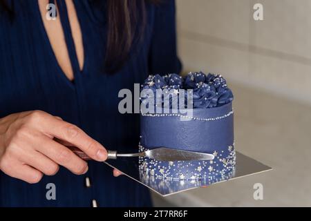 Portrait de femme caucasienne partageant le gâteau frais. Concept de café boulangerie Banque D'Images