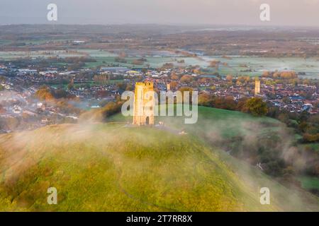 Glastonbury, Somerset, Royaume-Uni. 17 novembre 2023. UK Météo. Couleurs d'automne sur les arbres à Glastonbury Tor à Glastonbury dans le Somerset par un matin clair et froid avec une brume légère peu après le lever du soleil. Crédit photo : Graham Hunt/Alamy Live News Banque D'Images