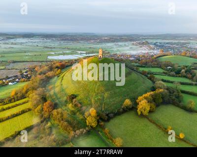 Glastonbury, Somerset, Royaume-Uni. 17 novembre 2023. UK Météo. Couleurs d'automne sur les arbres à Glastonbury Tor à Glastonbury dans le Somerset par un matin clair et froid peu après le lever du soleil. Crédit photo : Graham Hunt/Alamy Live News Banque D'Images