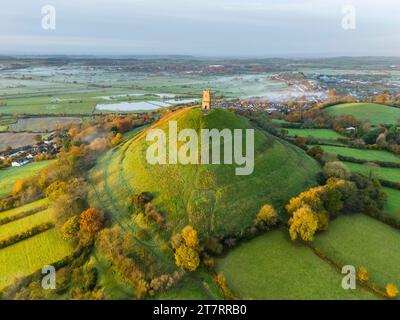 Glastonbury, Somerset, Royaume-Uni. 17 novembre 2023. UK Météo. Couleurs d'automne sur les arbres à Glastonbury Tor à Glastonbury dans le Somerset par un matin clair et froid peu après le lever du soleil. Crédit photo : Graham Hunt/Alamy Live News Banque D'Images