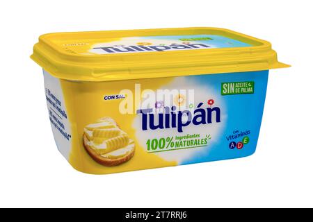 Huelva, Espagne - 17 octobre 2023 : pot à margarine de marque Tulipán avec sel, sans huile de palme, sans gluten, sans lactose avec tournesol et légumes de colza Banque D'Images