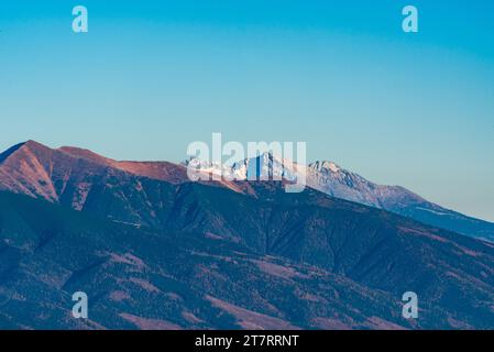 Baranec dans les montagnes Tatras occidentales et les montagnes des Hautes Tatras de Velky choc colline dans les montagnes Chocske vrchy en Slovaquie au cours de la journée de fin d'automne avec Banque D'Images