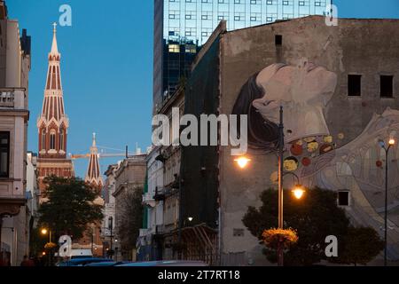 20 10 2022 : graffiti mural dans le vieux de la ville de Lodz au crépuscule. Pologne Banque D'Images