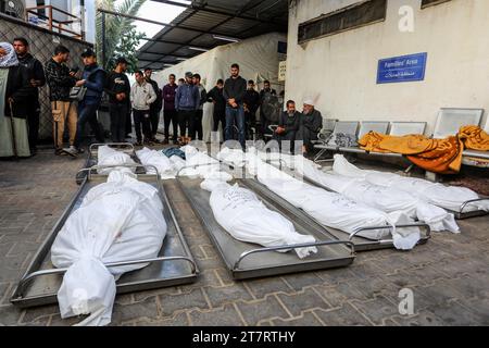 Rafah, Territoires palestiniens. 17 novembre 2023. Les familles palestiniennes rendent leurs derniers hommages à leurs proches à l’hôpital Al-Najjar après un bombardement israélien de l’est de Rafah, qui a tué dix aviculteurs. Crédit : Abed Rahim Khatib/dpa/Alamy Live News Banque D'Images