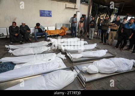 Rafah, Territoires palestiniens. 17 novembre 2023. Les familles palestiniennes rendent leurs derniers hommages à leurs proches à l’hôpital Al-Najjar après un bombardement israélien de l’est de Rafah, qui a tué dix aviculteurs. Crédit : Abed Rahim Khatib/dpa/Alamy Live News Banque D'Images