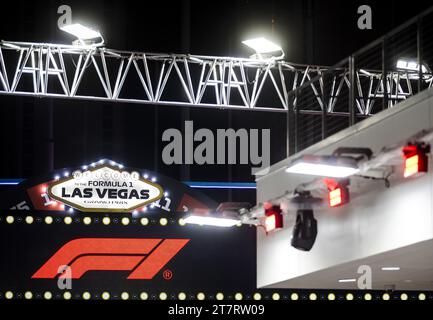 LAS VEGAS - la voie des stands attendant le 2e entraînement libre avant le Grand Prix de Formule 1 de Las Vegas au Las Vegas Strip circuit dans le Nevada. ANP SEM VAN DER WAL Banque D'Images