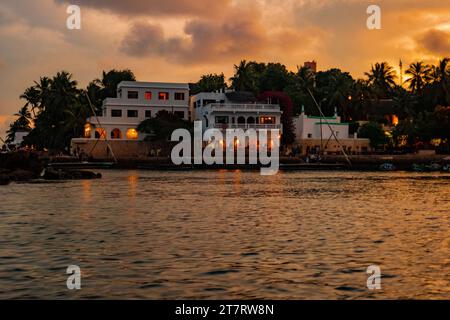 Silhouette du front de mer de Shela Baech au coucher du soleil dans la vieille ville de Lamu, site du patrimoine mondial de l'UNESCO au Kenya Banque D'Images