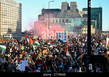 Des manifestants lors de la "Marche nationale pour la Palestine" dans le centre de Londres ont lâché des bombes fumigènes rouges sur le pont Vauxhall devant le bâtiment MI6 Banque D'Images