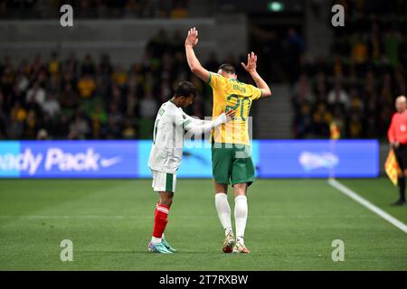 MELBOURNE, AUSTRALIE 16 novembre 2023. Photo : l'attaquant bangladais Foysal Ahmed Fahim (11) (à gauche) s'excuse auprès du défenseur australien Lewis Miller (20) Banque D'Images