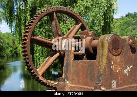 vieux mécanisme mécanique de pignons métalliques sur le barrage abandonné. Banque D'Images