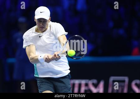 Torino, Italie. 16 novembre 2023. Jannik Sinner d'Italie en action lors du Round Robin simple match entre Jannik Sinner d'Italie et Holger Rune du Danemark le cinquième jour de la finale du Nitto ATP World Tour. Crédit : Marco Canoniero/Alamy Live News Banque D'Images