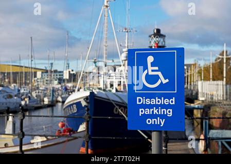 Signe pour le stationnement pour handicapés, et bateaux amarrés dans la marina, Hull, Humberside, East Yorkshire, Angleterre Royaume-Uni Banque D'Images