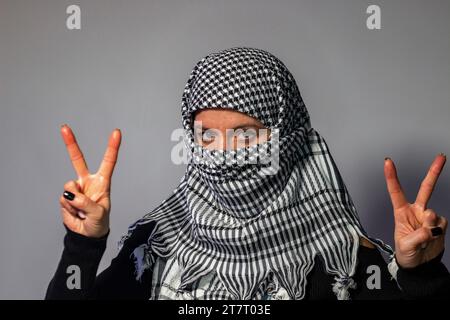 Femme aux yeux verts portant une écharpe palestinienne. Concept de conflit Banque D'Images