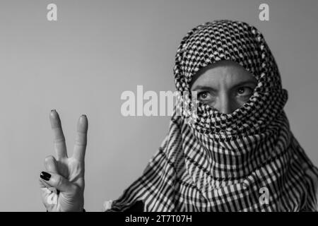 Femme aux yeux verts portant une écharpe palestinienne. Concept de conflit Banque D'Images