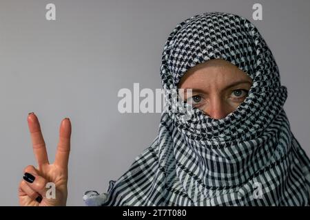 Femme aux yeux verts portant une écharpe palestinienne. Concept de conflit Banque D'Images