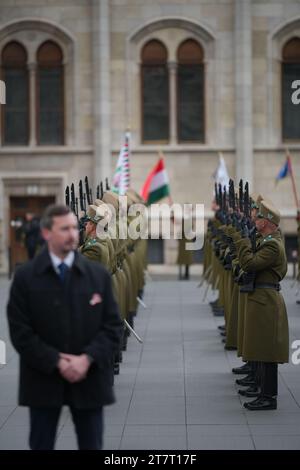 Budapest, Hongrie - 15 mars 2023 : des soldats se tiennent debout dans une rangée à l'occasion de la fête nationale hongroise. Banque D'Images