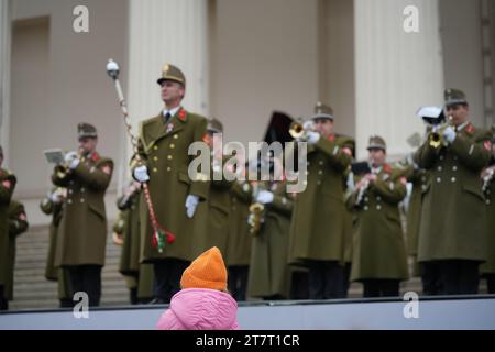 Budapest, Hongrie 15 mars 2023 : petite fille écoutant un groupe militaire. Banque D'Images