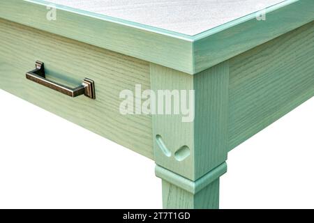 Table de service en bois avec tiroirs et étagères de frêne massif et peinture émaillée verte isolée sur fond blanc closeup Banque D'Images