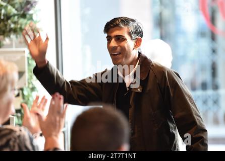 Le Premier ministre Rishi Sunak arrive pour participer à une séance de questions-Réponses résidente au café-Neo au centre commercial Priory à Worksop. Date de la photo : Vendredi 17 novembre 2023. Banque D'Images