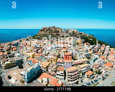 Vue aérienne de Castelsardo en Sardaigne, Italie. Célèbre destination touristique sur l'île italienne. Banque D'Images