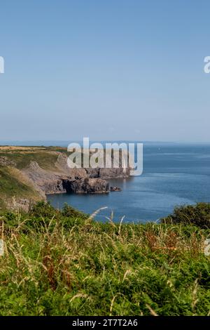 Vue sur la côte et l'océan près de Skrinkle Haven sur la côte du Pembrokeshire Banque D'Images